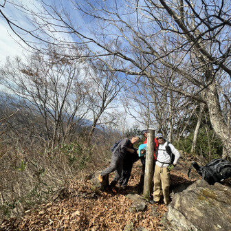 楽しい鎖遊びもおわって山頂まで行きました⛰️

この前行った武尊山が見えるかなーと思ったら木が茂っていてぜんぜん見えないのでサッサと帰りましょう😩

枯葉で滑ってころげおちるように下山しました