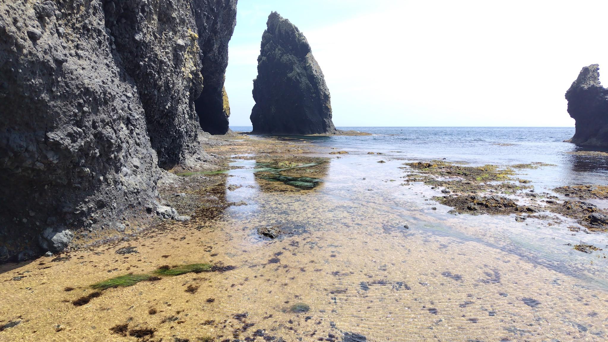 足首くらいの水深でテラス状の足場を進んで行く。