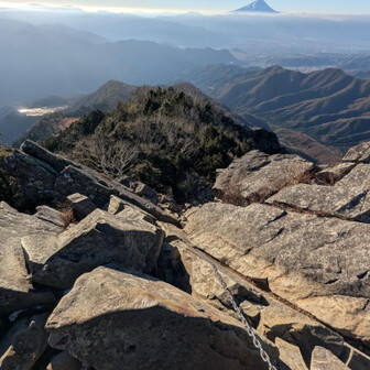 鎖場を上から見る
足をかけるところが少なく腕の力が必要な鎖場。