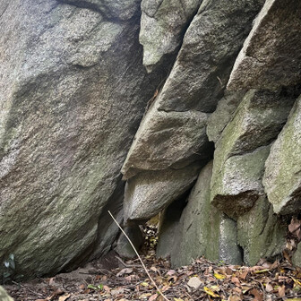五井山・宮路山・御堂山 後ろから見たらわかりました。
チビッコしか潜れないかな