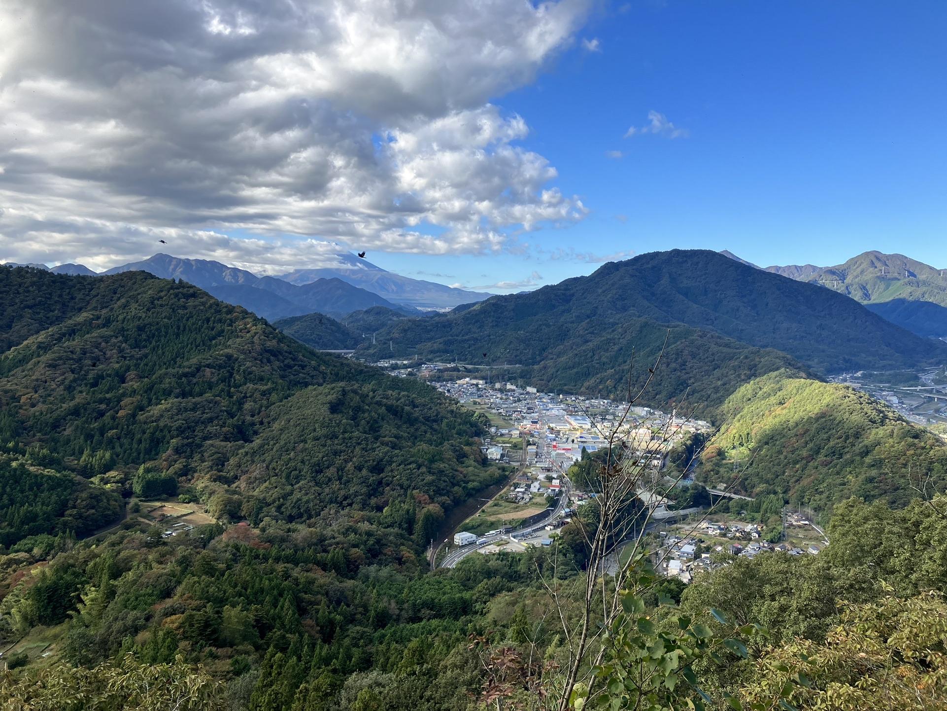 中央に高川山 ここも展望の良い山でした