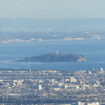 湘南海岸、藤沢、辻堂、茅ヶ崎の街々と江ノ島。