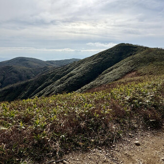金剛堂山 前金剛からは素敵な稜線歩き。前金剛から中金剛を望む。