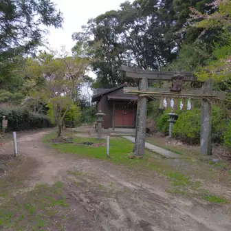 加茂神社、トイレはありません。小休止するのに簡単なベンチがあれば助かるのですが😃