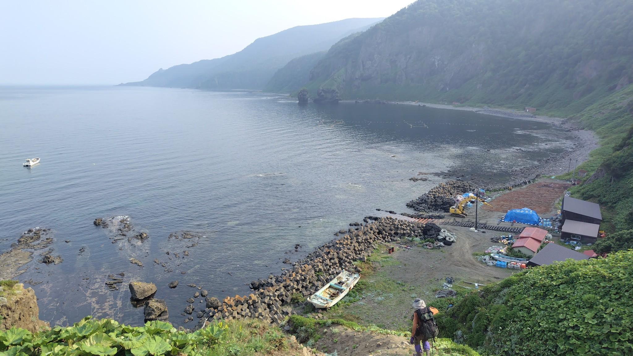 カブト岩のを越えて入り江の奥にある念仏岩を越えれば、二本滝のテント場だ。
念仏岩の登下降にもタイブロック＆下降器を使用。