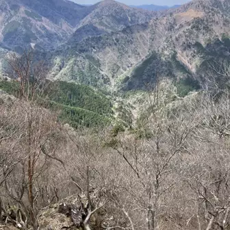 往路でも立ち寄った倶利伽羅岳の展望地。お気に入りのポイントになりました。白谷を見下ろします。