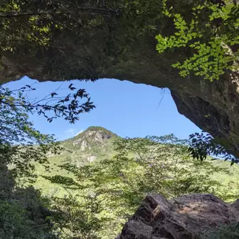 三ツ瀬明神山と岩のアーチ🌉本当太い岩がかかってます珍しいです。