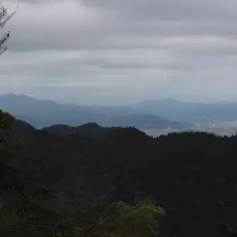 東峰から望む本日の富士山方面
(富士山は雲の中)