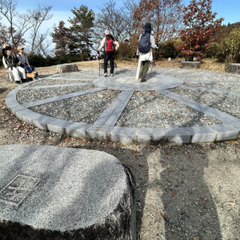 雌岳は多くのハイカーで賑わってます。

もう12月。あと1ヶ月後には午年🐴
早っ😳