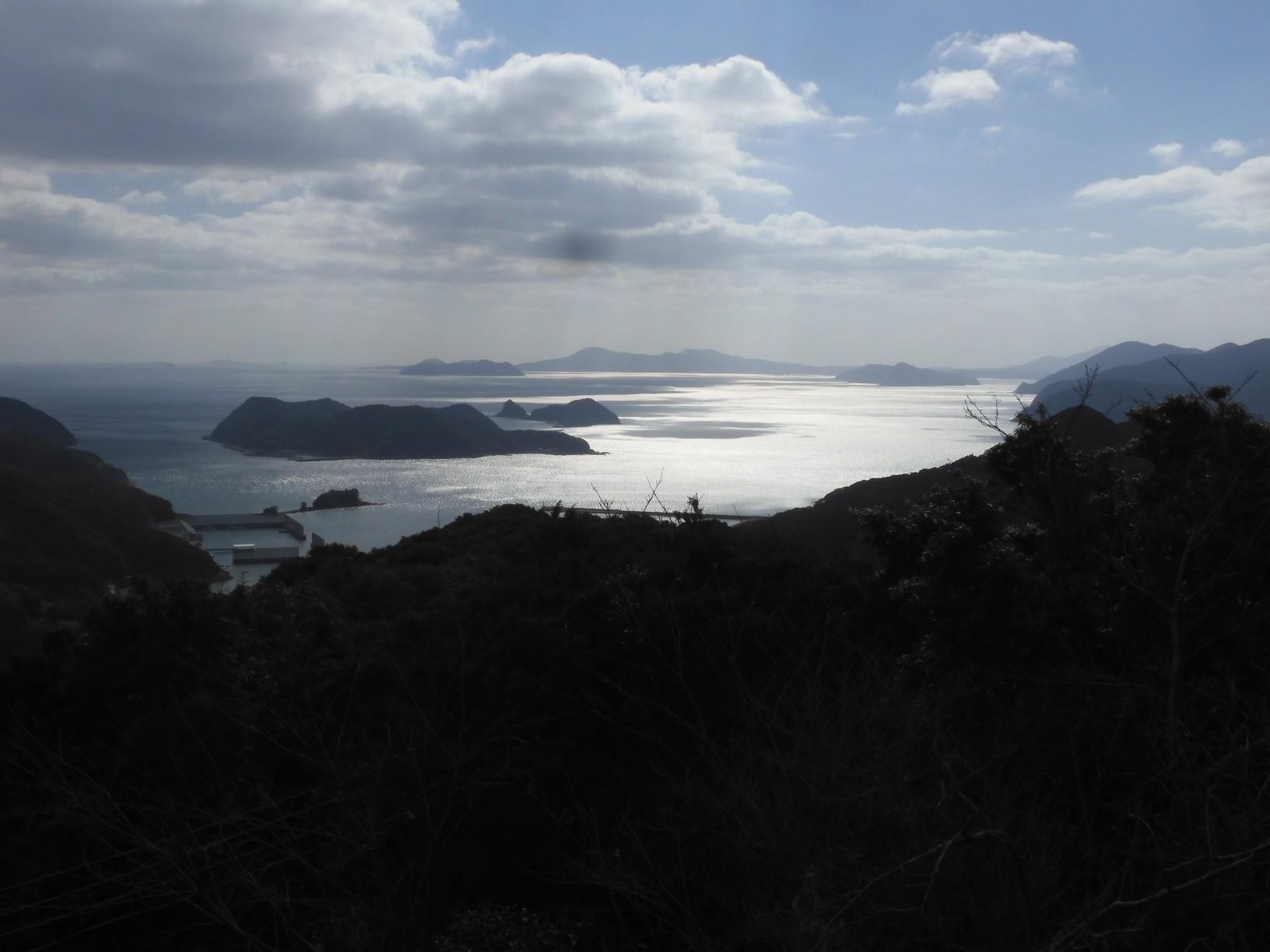 城岳山頂より南南西。手前から前島、末津島、奥には福江島の鬼岳も...