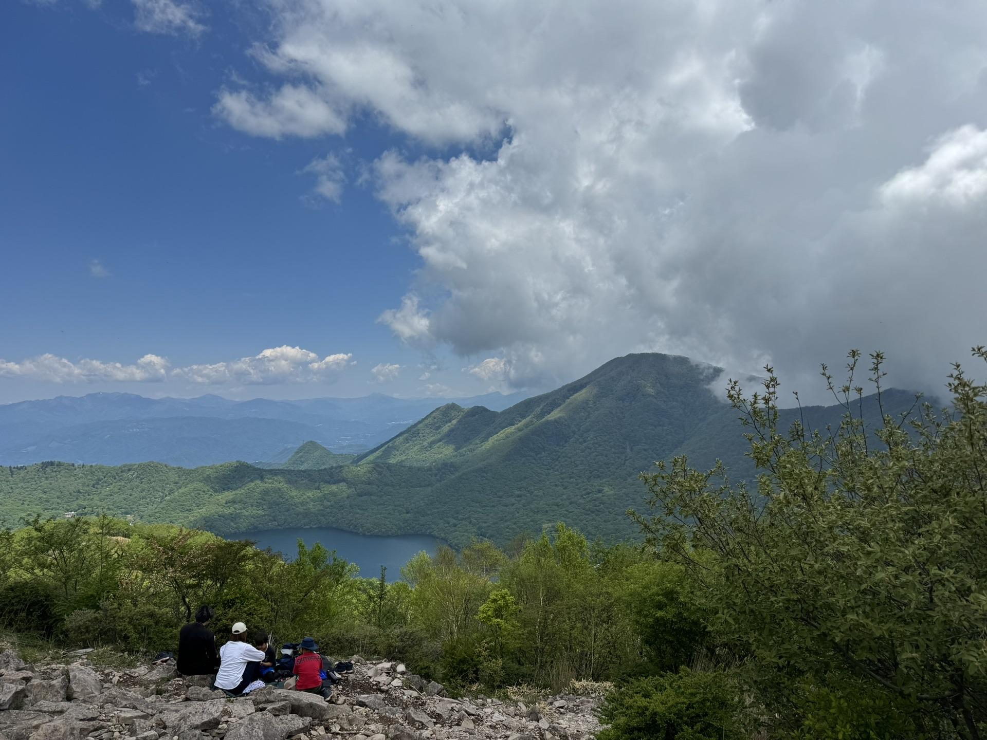 地蔵岳の頂上は家族連れの皆さんなど大勢いらっしゃって景色を楽しまれてました。