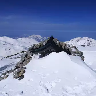 別山の祠は雪に埋もれていました。