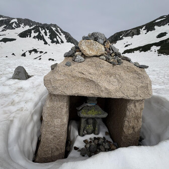 雪深い立山
お地蔵さまの囲いも頑丈に作られてます。