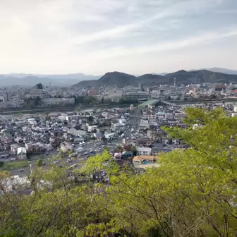 弁天山(142m)山頂展望台より。ここは、椿山とも言うみたい。
福島市内の奥に信夫山(しのぶやま,275m)