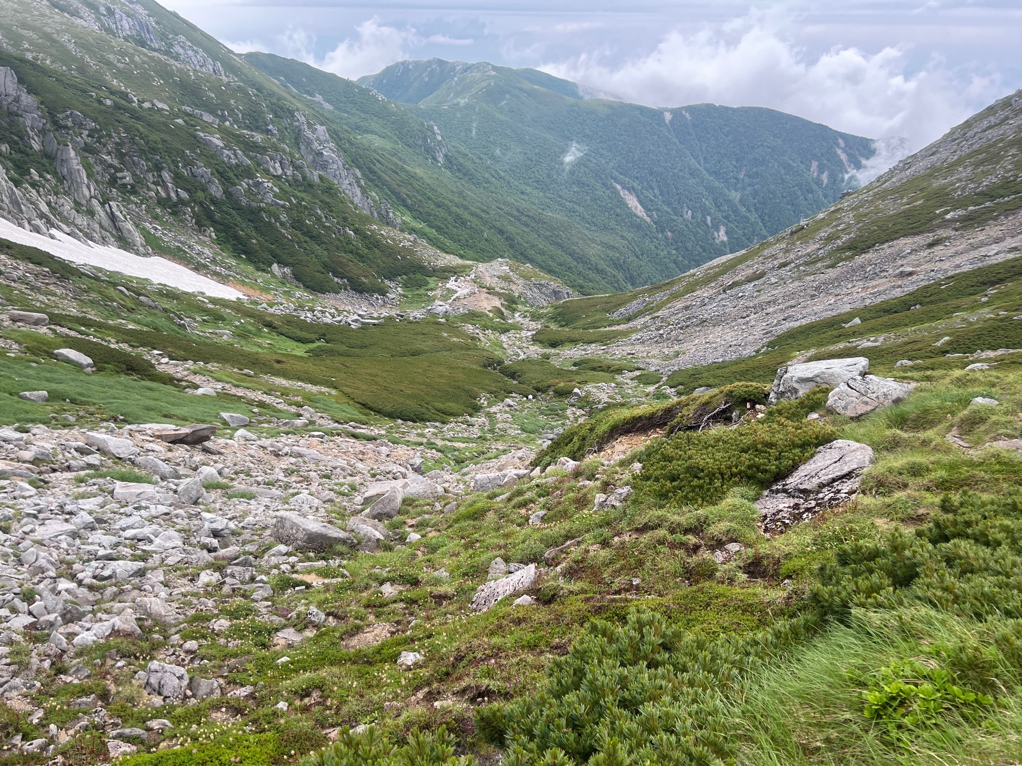 永遠には続く登り、振り返って見る、 と足取登り様子が確認できます この後、色々あって、撮影はしていません