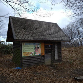 避難小屋の中にはスタンプがあり、捺して麓にあるお店にもっていくと、登頂証明がもらえるみたいです。