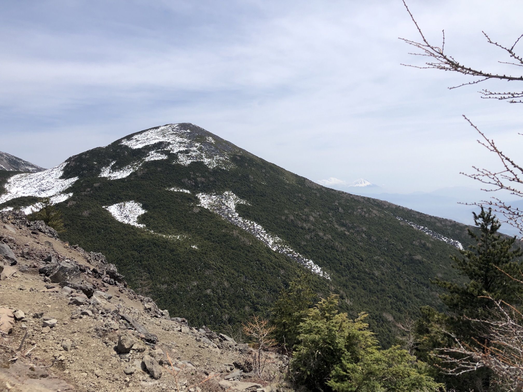 ザレ場にでると、やっとの眺望。編笠山。