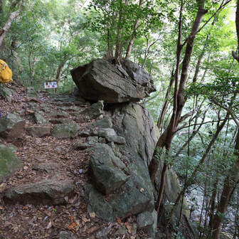 行縢山 石で組まれた階段が随所に
修験道時代の名残でしょうか