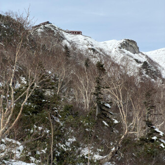 ついに見えた燕山荘。