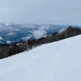 蘇武岳 この辺は雪が締まっており快適な下り👍
気持ち良い斜面！滑りたーい😁