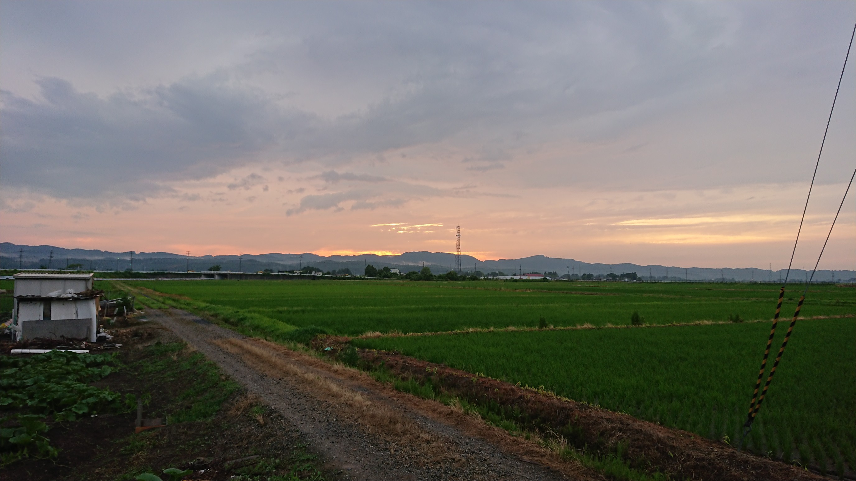 木六山・銀次郎山 菩提寺山に
まだ沈んでないですが雨模様