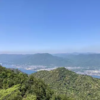 駒ケ林から、大野浦の沿岸の眺望 😀
気温が上がり、少し かすみ始めてきた