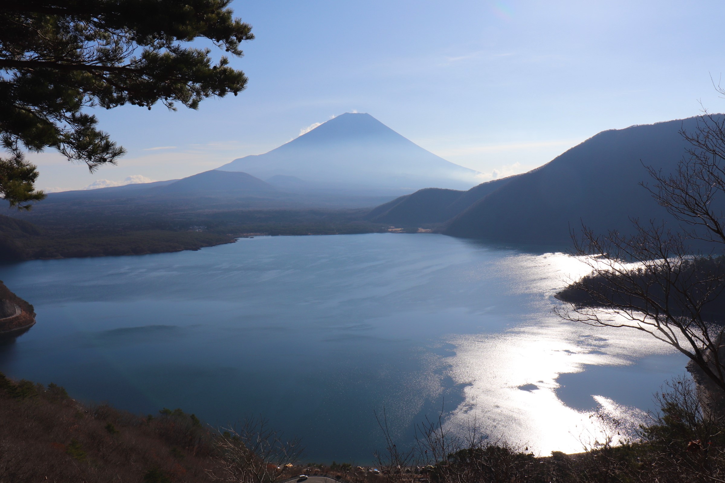 パノラマ台 烏帽子岳 千円札の逆さ富士の絶景を求めて本栖湖一周コースに挑戦 ご当地ランチは本栖湖名物鹿カレーに感動 まじこさんの三方分山 パノラマ台の活動日記 Yamap ヤマップ