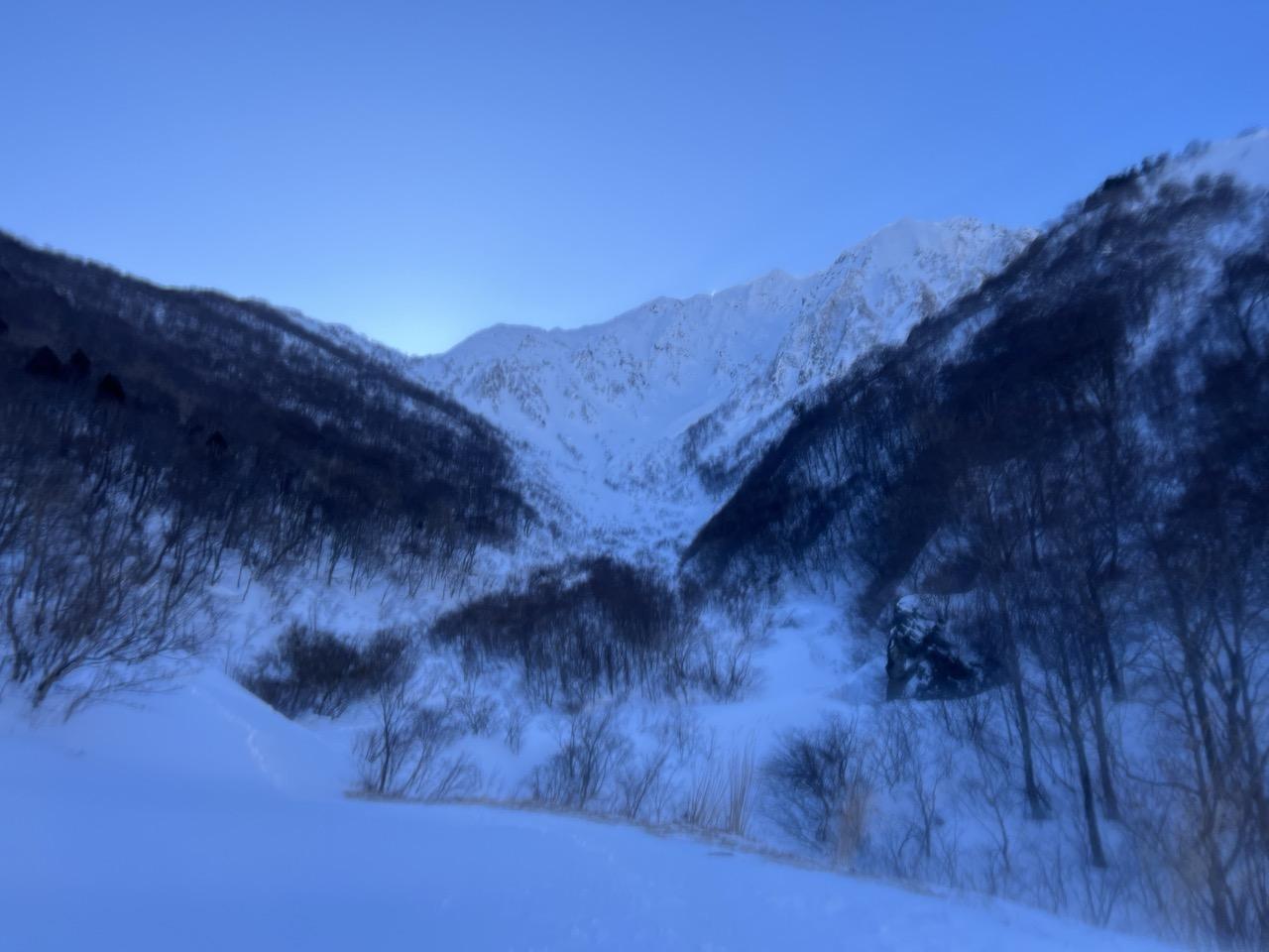 谷川岳・七ツ小屋山・大源太山 雪深すぎる❄️辛いが、とにかく早く下山しようとしてます。
何故なら福井にーさんよりも早く駐車場に戻って安否報告したかったので、