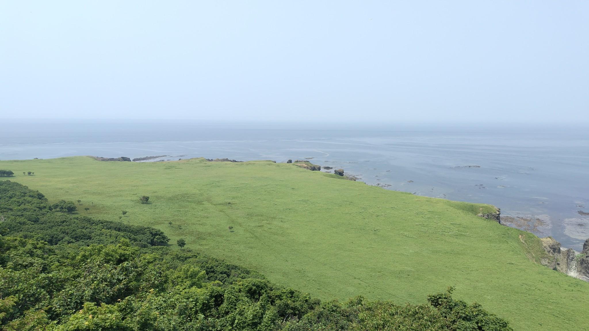 写真の凸凹海岸線のどこかが最北東端。どこが最端か、諸説あるらしい。