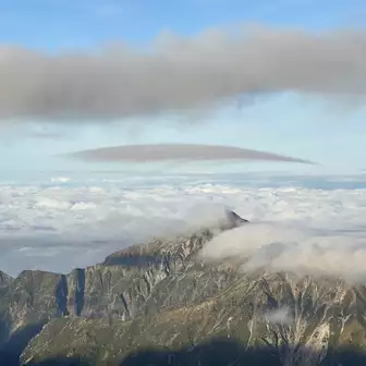 笠ヶ岳に笠雲。