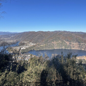 仙洞寺山・南山・津久井堂所山 津久井湖…後ろは高尾山系
