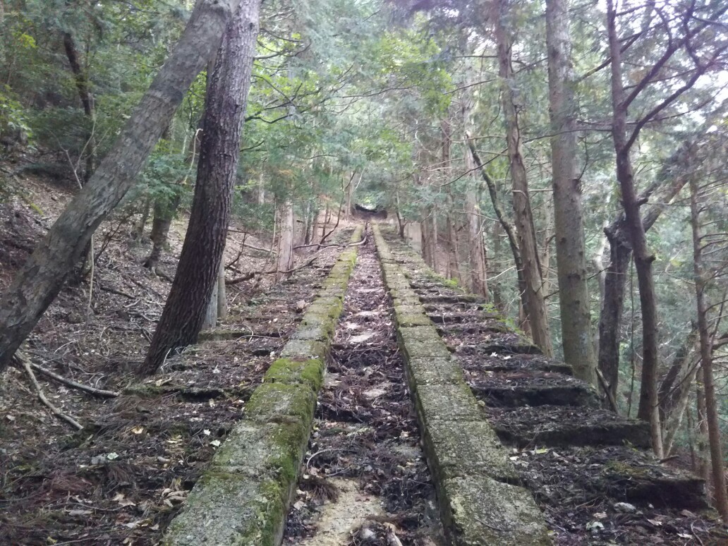 愛宕山ケーブル跡コースと廃虚巡り 下見山行 清滝～ケーブル跡～愛宕駅跡～愛宕山ホテル跡～遊園地跡～7合目表参道～愛宕山神社～三角点展望所