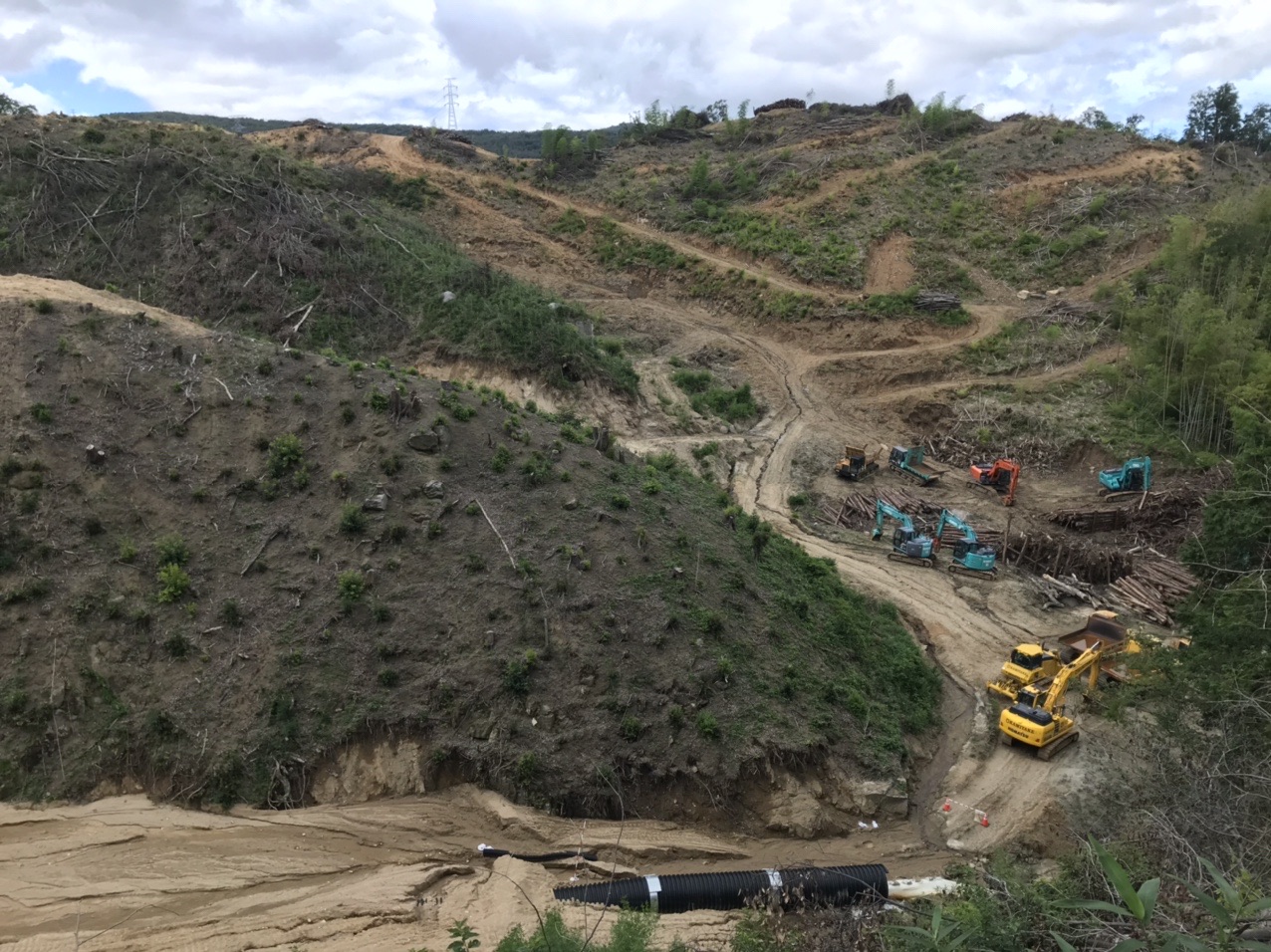生駒山・神津嶽・大原山 磨崖仏のあった尾根（手前ではなく、その向こう側）を見下ろす。