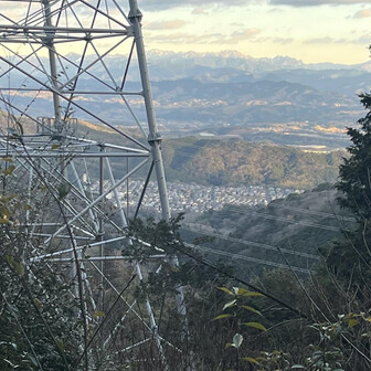 岩湧山・一徳防山・三石山 後は紀見峠駅に下山するだけ
鉄塔の向こうに
お❗️あれは❗️
大峰山系の山々がみえた♪