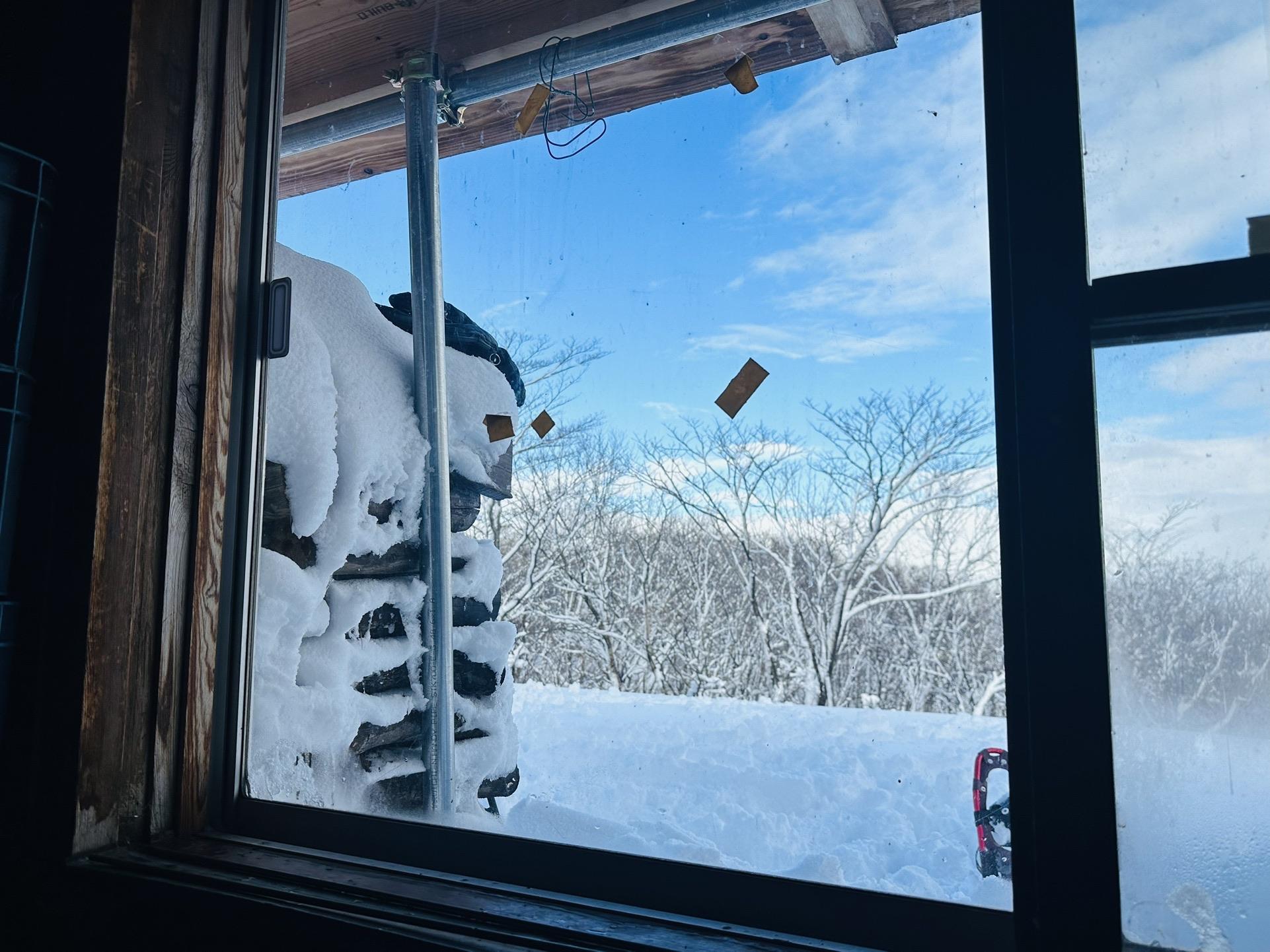医王山・白兀山・箱屋谷山 窓からは青空見えてる
小屋の中は、あったかい😄✨
ここが山の中って思えない🤣