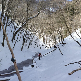 山伏・八紘嶺・笹山 今日は川が凍っているのが見える。
この間はほとんど雪で埋もれてた☃️
