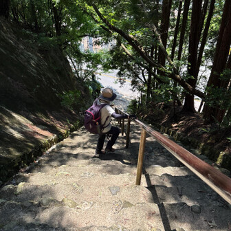 最後に急な階段慎重に下りました