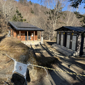 冬季閉鎖中？
いーみなーいじゃーん？
水場とかどうなってるのかな？
今回は全行程で0.5L程度だったので不要だが、夏なら話は別だ。