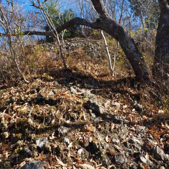 西峰から降りて来たところですが、巻き道もあります。