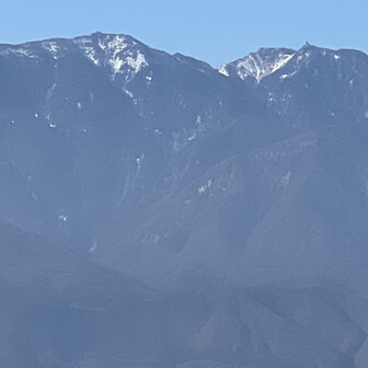 既に砂岩の上は登山者や観光客で大賑わい。
そんななか、金峰山の五丈岩を見上ながら、好物のいなり寿司を頬張るワタシであった。