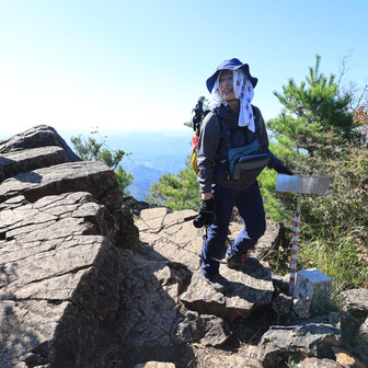 行縢山 三角点と山頂が微妙に高さ違う