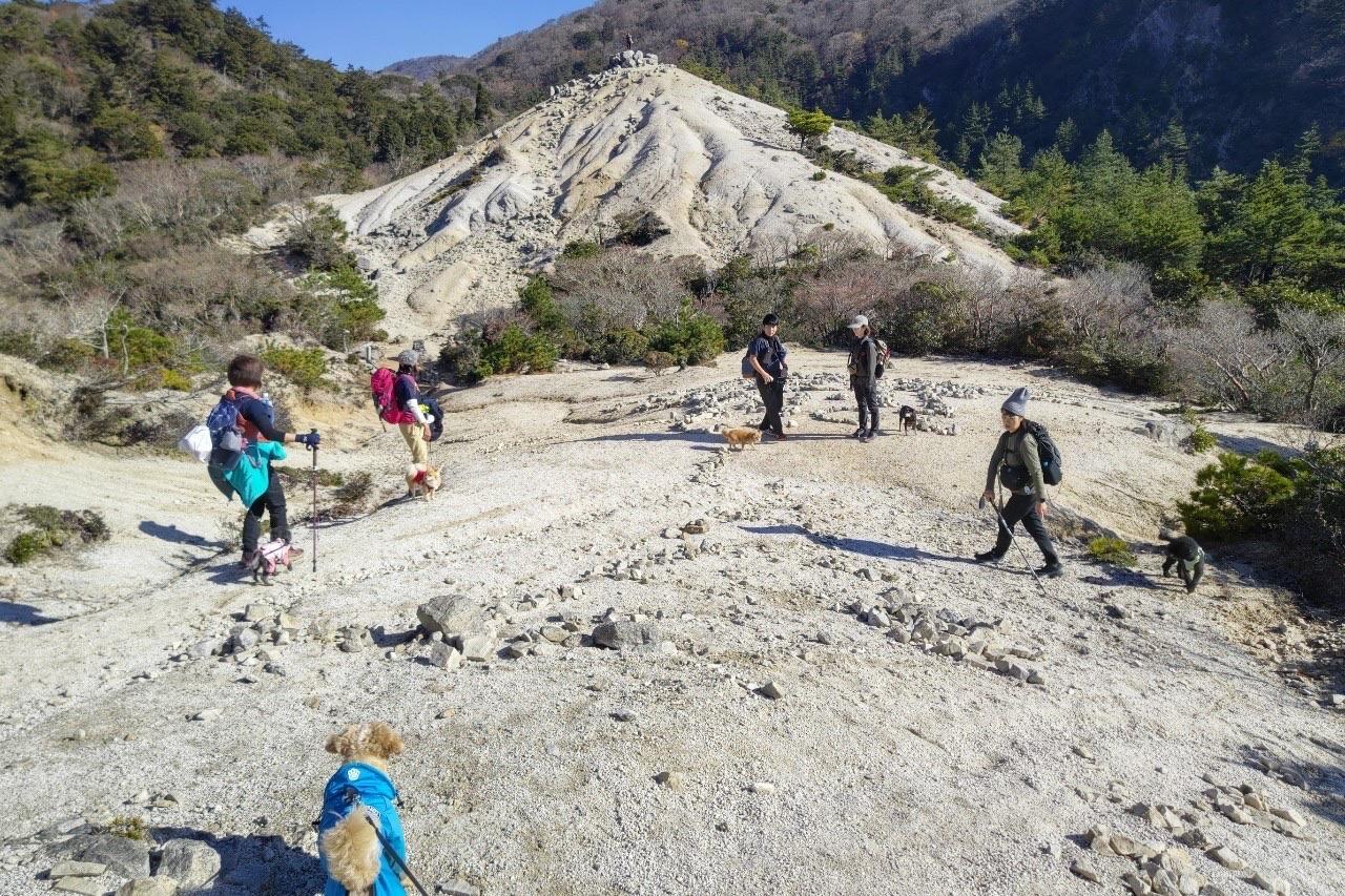 釈迦ヶ岳 羽鳥峰に到着したら、スヌーピーの下絵を描くよ。
ストックでアウトラインを引きます。