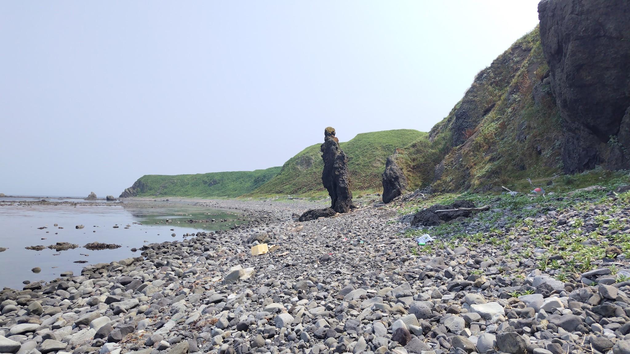 帰りは岬台地を横切らずに、岬の先端近くから海岸に下りて進む。