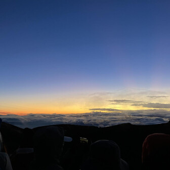 剣ヶ峰での朝焼け、美しい。
この後霧がかかってしまい、真っ白に。。