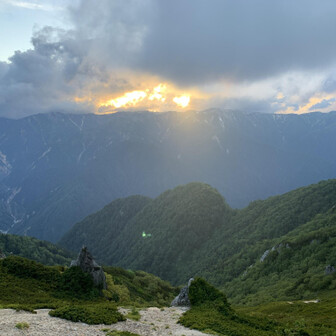 燕岳・餓鬼岳・唐沢岳 夕日は見られず