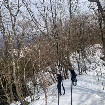 尖山 この辺で千垣山を断念して引き返してきた人と会話😯穴にハマるので、途中で引き返してきたとのこと⚠️
さっきから薄々感じとったけど、これスノーシューいるんやったんじゃないがけ😥💦