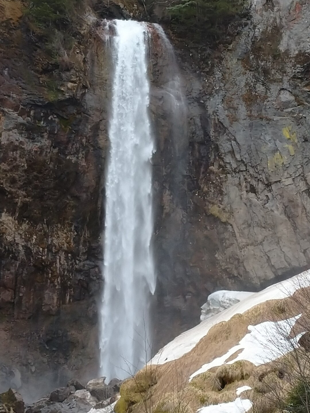 力強い滝の右隣に雪渓あり。雪渓をよく見る... / きょーこさんのモーメント YAMAP / ヤマップ