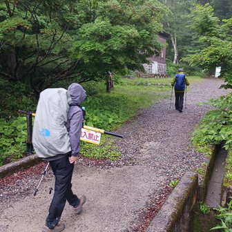 有峰口駅から予約しておいたタクシーで折立へ。登山開始は雨スタート…。
