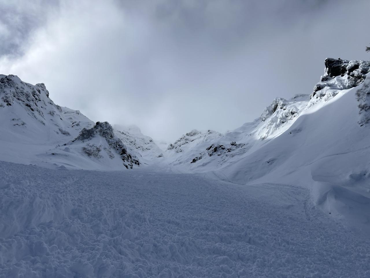 谷川岳・七ツ小屋山・大源太山 滑落停止場所、すごいデブリ。表層雪崩と一緒に駆け落ちましたね💦