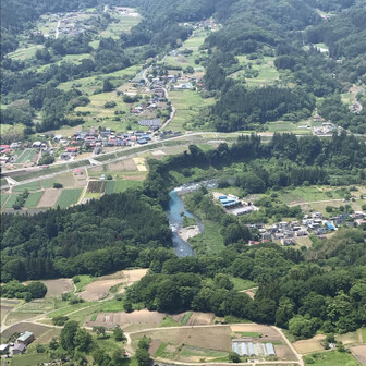 中央のエメラルドブルーは吾妻川？